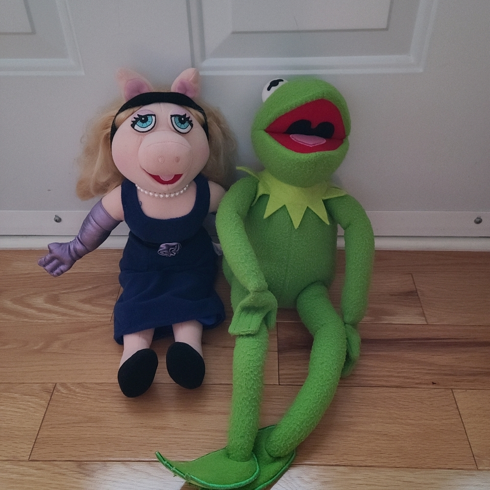 Miss Piggy and Kermit the Frog